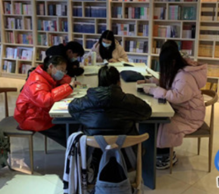 蓝山新华书店：假日品书香 学子“充电”忙