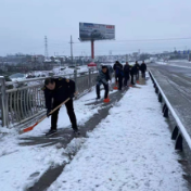 冷水滩城管：提前防范、分路包干 凌晨铲雪除冰保出行