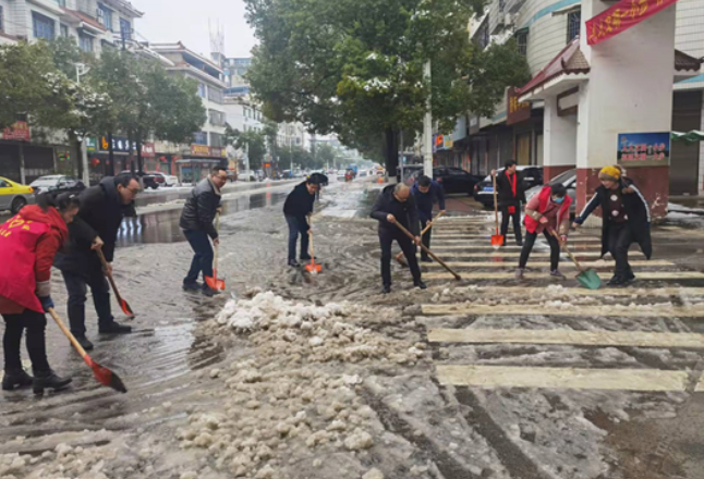 祁阳：干群齐上阵 扫雪保畅通（组图）