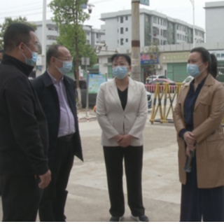 邓群：坚决守住校园疫情防控线