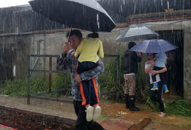 江永：洪水致幼儿园百名学生被困 消防队员与群众冒雨安全转移