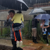 江永：洪水致幼儿园百名学生被困 消防队员与群众冒雨安全转移