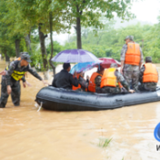 蓝山县强降雨阻断交通影响出行 多部门联动紧急转移受灾群众