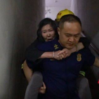 东安：高层起火 消防紧急救援疏散100余名居民