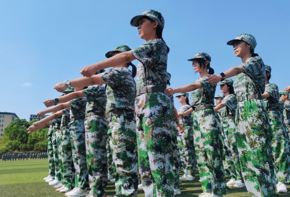 听TA说·朗青岁月丨永州一中：瞧，我们在军训！