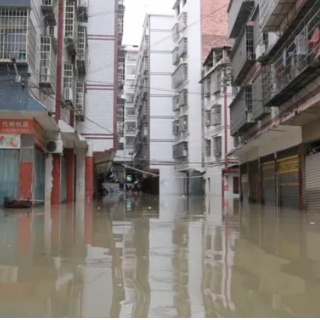 强降雨致城区内涝，永州消防紧急营救20余名被困群众