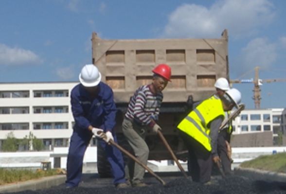 蓝山县：战高温抢进度 确保县示范性中学如期开学