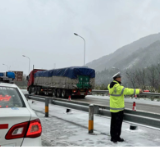 二广高速蓝山段：路面除雪破冰 守护路畅人安