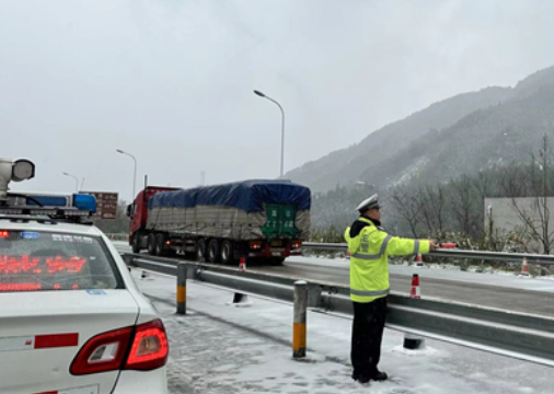 二广高速蓝山段：路面除雪破冰 守护路畅人安