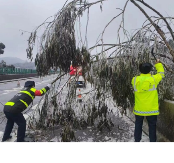 面对低温雨雪天气，永州交通人连日奋战的样子真美