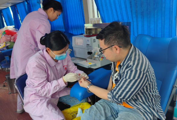 6400毫升鲜血为生命接力 采血车突然“闯进”永州职院