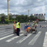 高温雨季城区路面易破损 永州城管狠抓养护保畅通