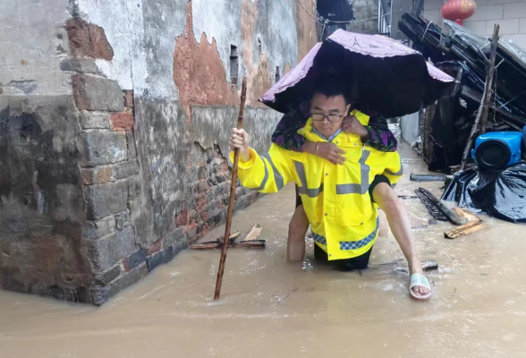 暴雨中湿漉的身影，尽显永州公安“警”色担当！