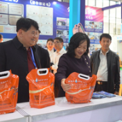 蓝山:邓群到第五届永州·蓝山国际皮具箱包博览会参观巡馆