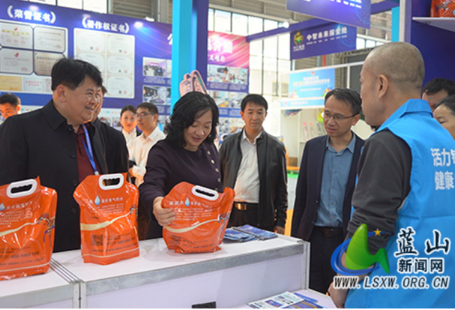 蓝山：邓群到第五届永州·蓝山国际皮具箱包博览会参观巡馆