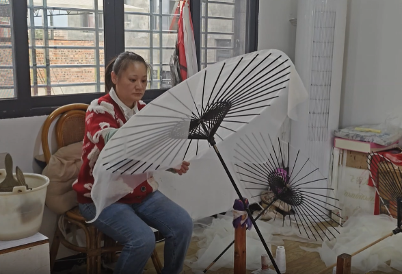 蓝山：非遗油纸伞撑起产业振兴新“伞”景