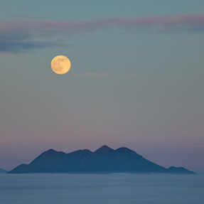 美丽蓝山:超级月亮邂逅云海 绘就壮美图景
