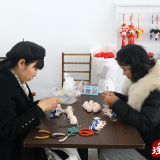 江华:钩针织文创 巾帼助湘超