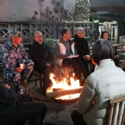 江华:炉火映红色 夜话谋发展