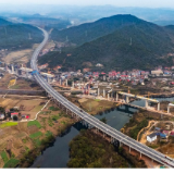邵永高铁跨芦洪江特大桥首联连续梁顺利合龙