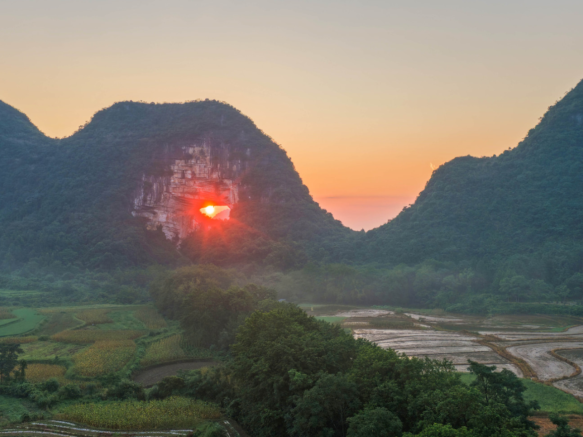 湖南道县：惊现“朝阳穿岩”自然奇观