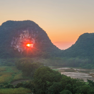 湖南道县：惊现“朝阳穿岩”自然奇观