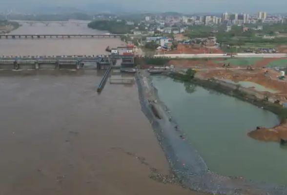 湘江永州至衡阳三级航道建设三期工程浯溪二线船闸：“空调服”助力建设者“清凉”作业