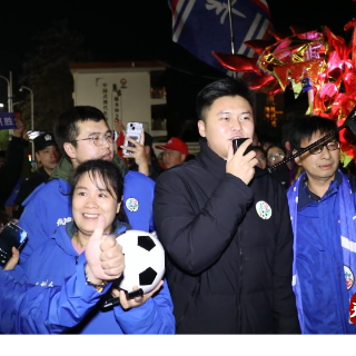 江华群众欢迎湘超冠军队员张华越载誉归来