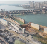 湘江永州至衡阳三级航道建设三期工程浯溪二线船闸：首套人字门液压泵站开始安装