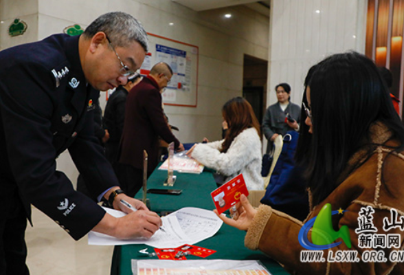 县市区两会丨蓝山县人大代表向大会报到 共绘高质量发展新图景