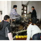 江华:“黄泥粑粑” 加工赶制忙