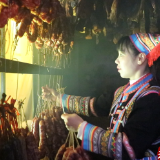 江华：赶制腊味迎新年