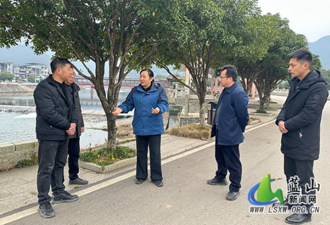 蓝山：邓群带队巡河并调研人居环境整治情况