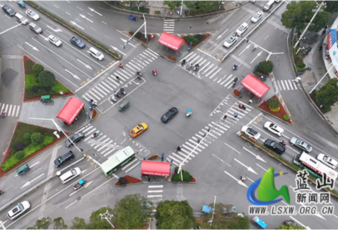 蓝山：空地联动强管控 交警在岗护团圆