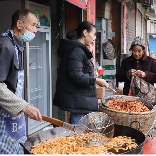 新春走基层丨江华：年味粿子加工忙销售