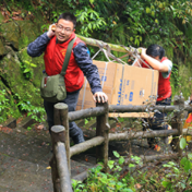 永州东安：送爱心进深山 致敬红色坚守