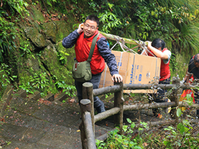 永州东安：送爱心进深山 致敬红色坚守