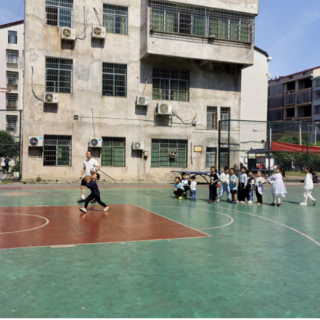 书香伴假期 运动助成长——零陵区接履桥街道潇湘社区党群服务中心变身“成长乐园”