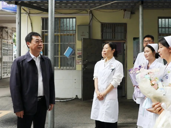 新田：黄永英看望慰问一线护理工作者