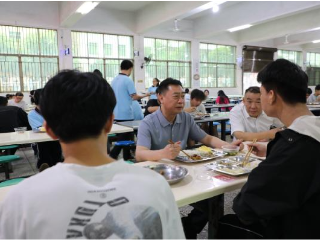 新田：黄永英到新田二中开展“校园餐”陪餐活动 了解高考备考情况