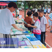 东安县新华书店进校园开展爱心义卖助学活动