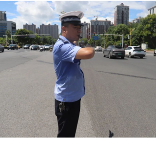 战高温 保畅通丨永州公安交警:烈日下的“荧光绿”,守护永州平安路