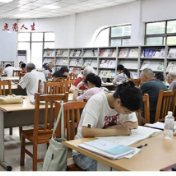 永州冷水滩:书香清凉伴暑假 图书馆迎来“读书热”