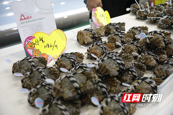个大肥美的“大通湖大闸蟹”。.jpg