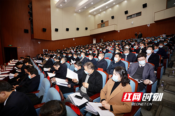与会人员认真听取大会工作报告。.jpg