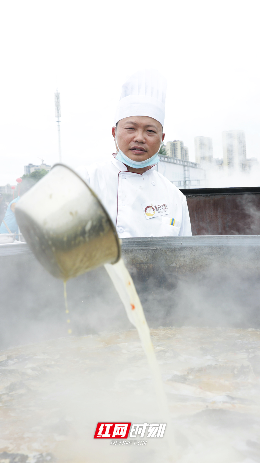 大厨现场烹饪大头鱼。