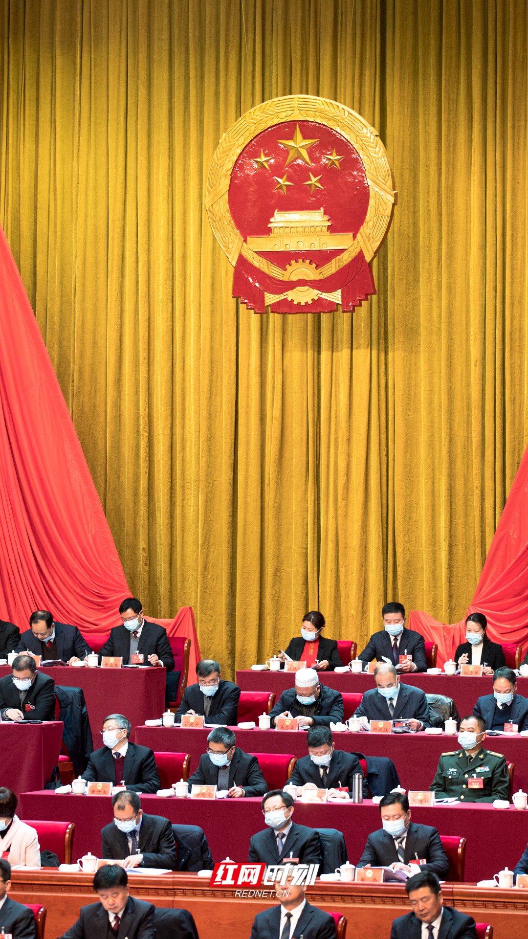主席团正中央悬挂中华人民共和国国徽。