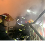 桃江：民房凌晨突发大火 消防紧急出动救出一家三口