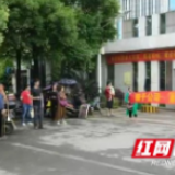 企业门口敲锣打鼓奏哀乐 资阳一女子聚众扰乱单位秩序被拘