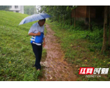 南县浪拔湖镇抗洪一线：父亲在前方冲锋，女儿在后方保障